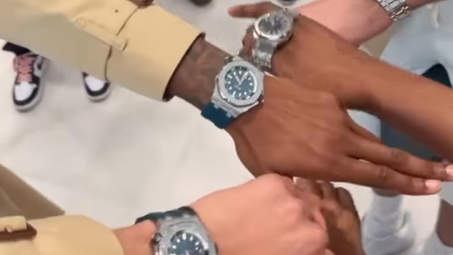 NBA MVP geeft al zijn teamgenoten een gloednieuw AP-horloge als bedankje (t.w.v. half miljoen euro)