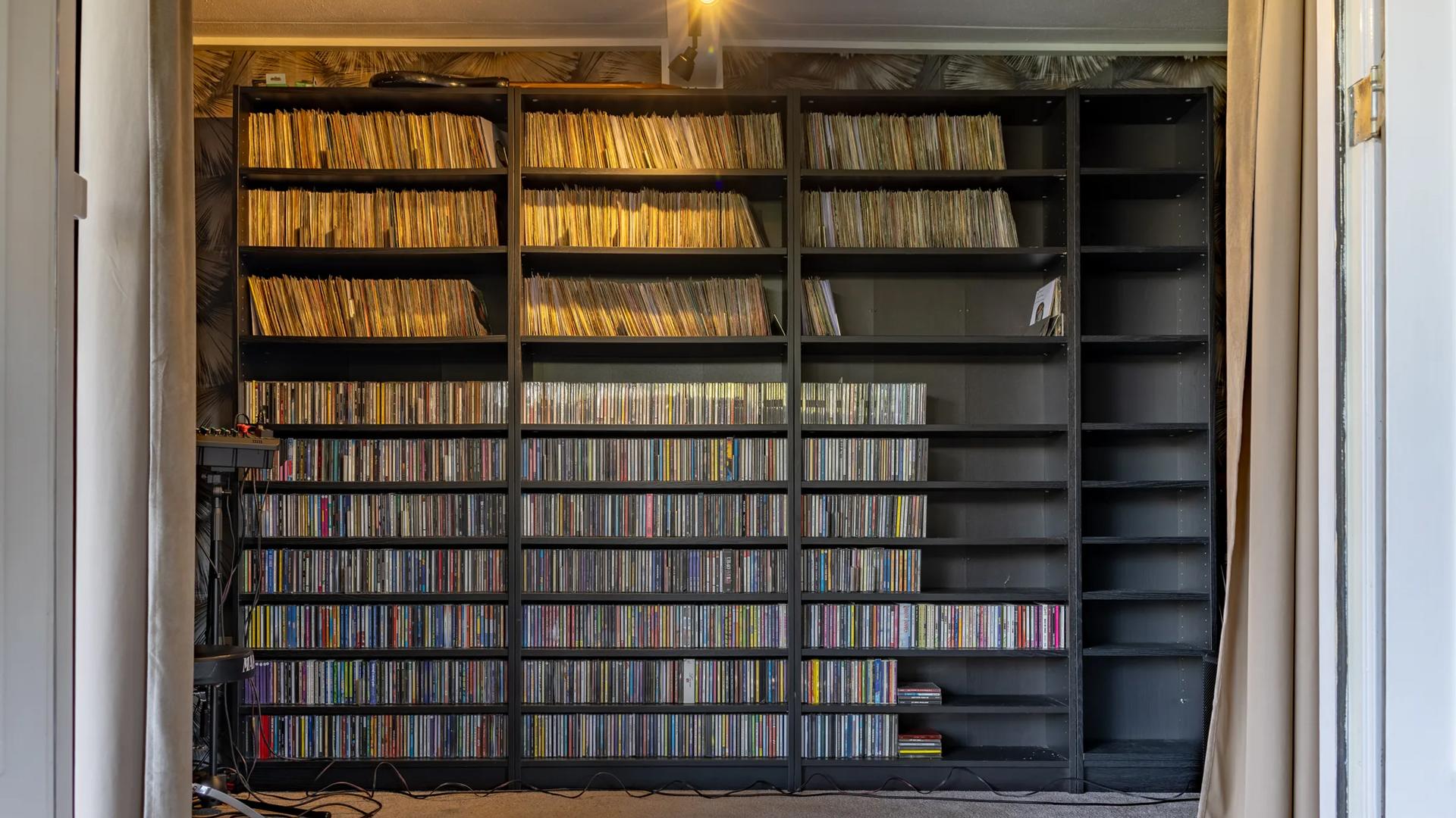 Deze Funda-parel heeft een zwembad, rieten dak en gigantisch bijgebouw (en kost minder dan 5,5 ton)