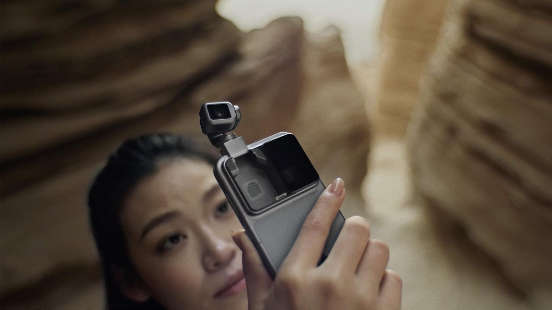 Deze nieuwe smartphone heeft een robotarm die je overal volgt (maar je kunt ‘m ook opbergen)