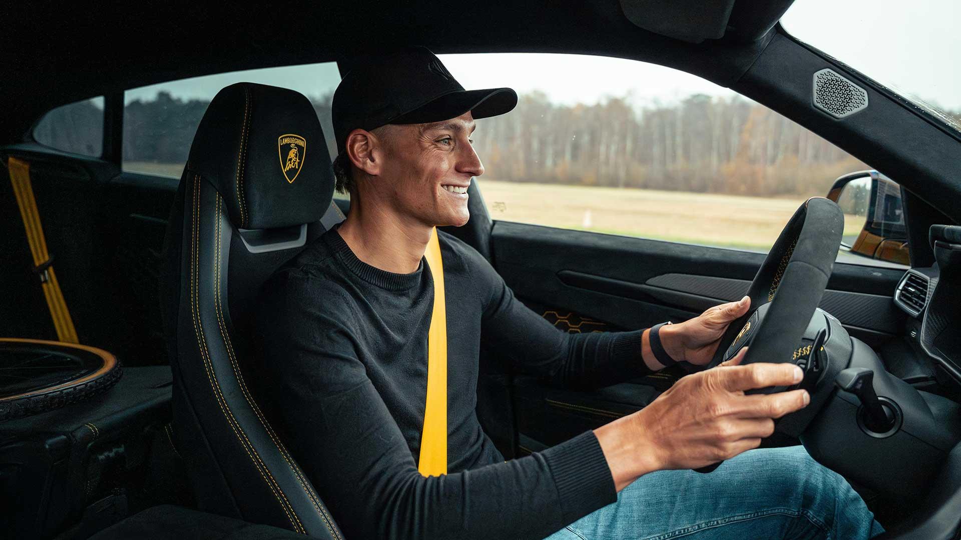 Mathieu van der Poel werd gespot in een Lamborghini van 600.000 euro (en dat is niet zijn enige supercar)