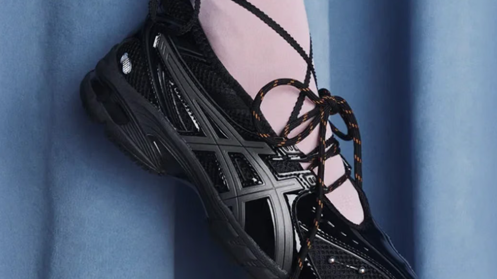 Asics komt met een ballerina-sneaker vol parels en piercings (voor je vriendin, of gewoon voor jezelf)