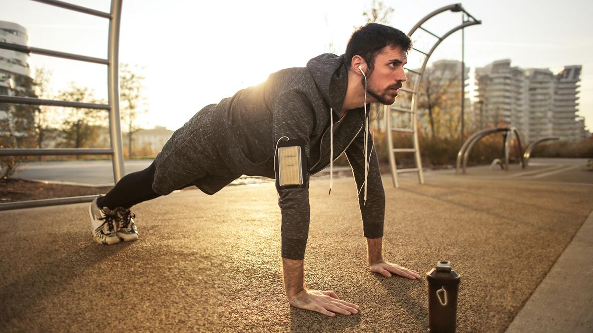 YouTuber doet jaar lang 100 push-ups per dag - JFK