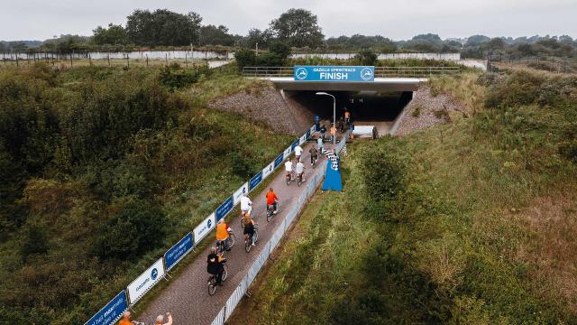 Gazelle verrast fietsers met sprintrace tijdens GP op Zandvoort