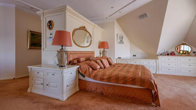 Villa aan Loosdrechtse Plassen is een echte blikvanger op Funda - JFK