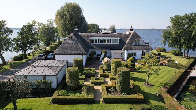 Villa aan Loosdrechtse Plassen is een echte blikvanger op Funda - JFK