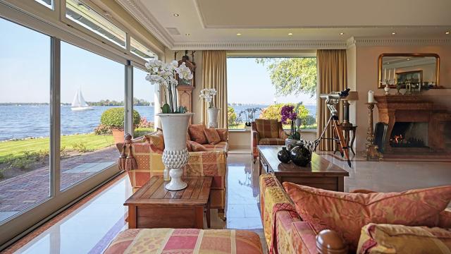 Villa aan Loosdrechtse Plassen is een echte blikvanger op Funda - JFK