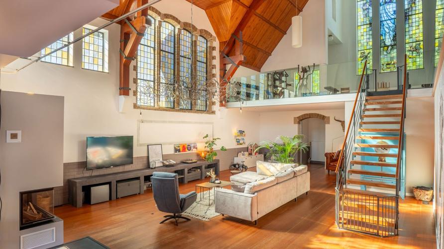 Oude Kerk Omgetoverd Tot Luxe Woonhuis - JFK