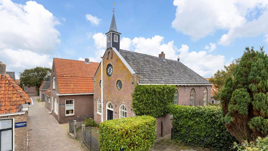 Charmant kerkje is omgebouwd tot bijzonder woonhuis (Funda)
