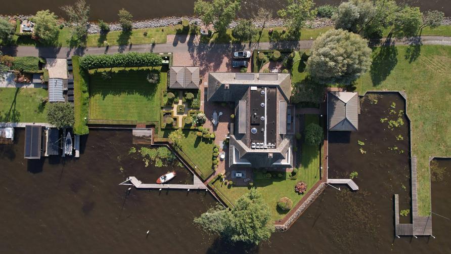 Villa aan Loosdrechtse Plassen is een echte blikvanger op Funda - JFK
