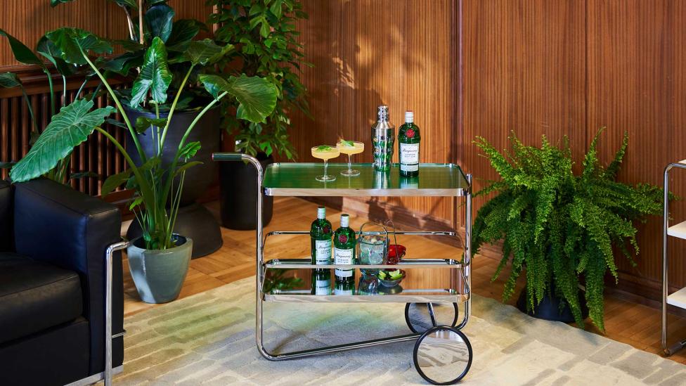Deze iconische & limited edition bar cart van Thonet en Tanqueray is dé manier om je drankcollectie te showen