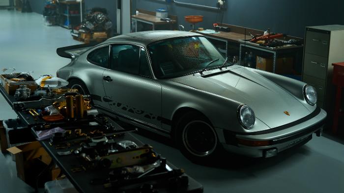 Deze Nederlandse garage vol met oude Porsches is je natte droom