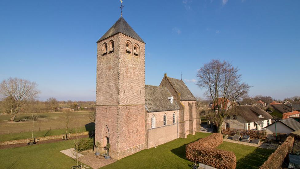 Het oudste kerkje van Noord-Brabant is te koop en je kunt er in wonen