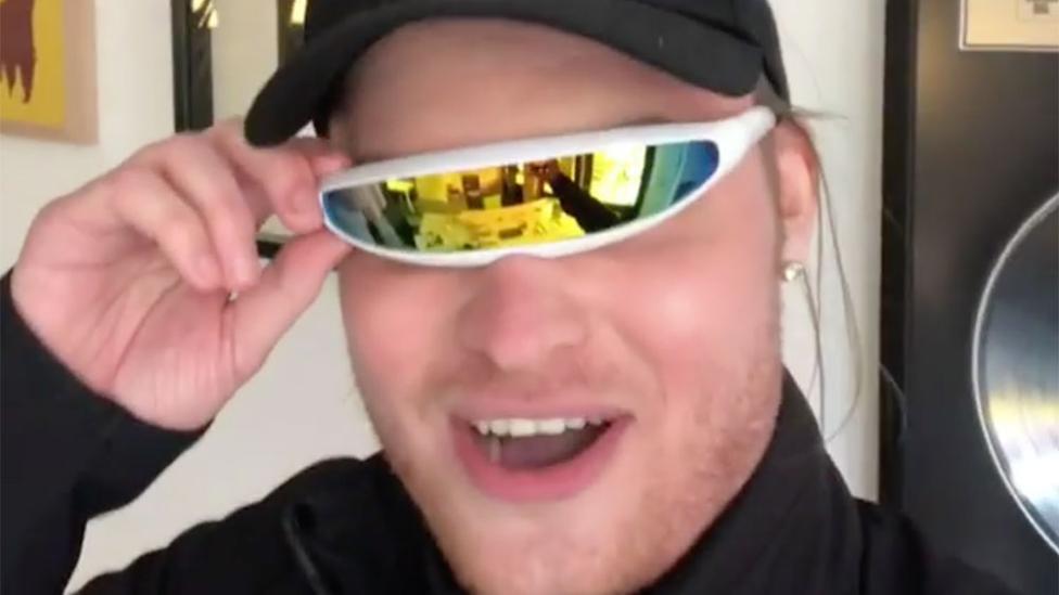 Donnie test bizarre zonnebrillen op zijn Instagram account