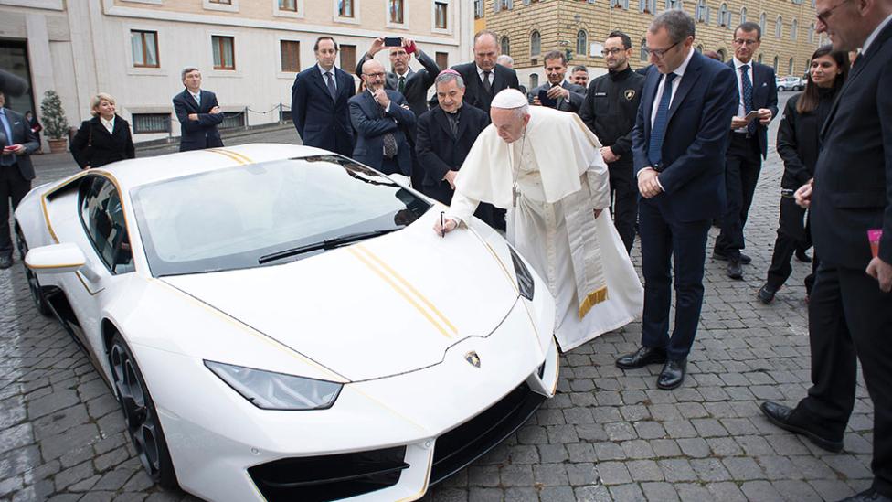 De Lamborghini van de Paus zoekt een nieuwe eigenaar
