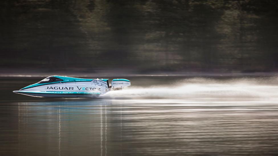 Elektrische Jaguar zet snelheidsrecord op het water
