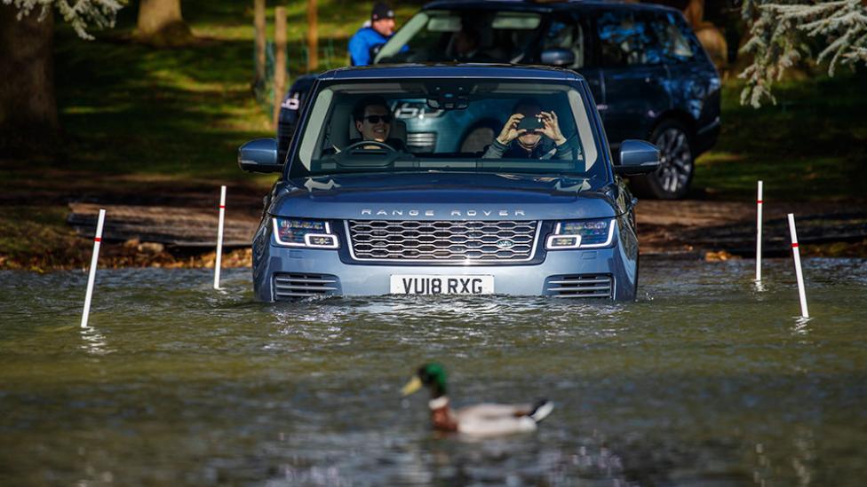 Hybride Range Rover kan prima door het water
