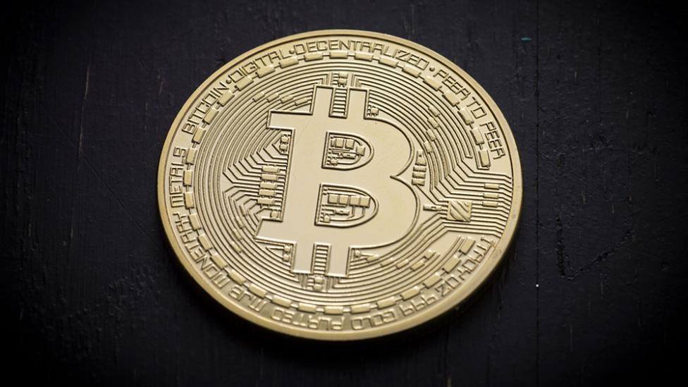 Waarde van bitcoin knalt door de 8000 dollar