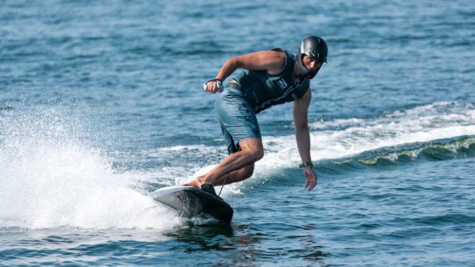 Elektrische surfplank maakt golven overbodig