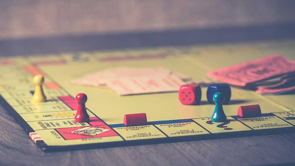 Voetballers spelen Monopoly met vrouwen in plaats van straten