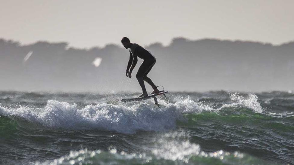 Foilen is de nieuwste surf trend en laat je zweven boven het water