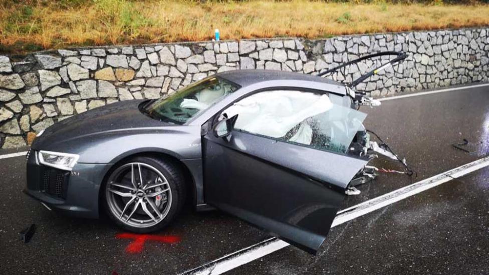 Audi R8 breekt in tweeën na harde crash