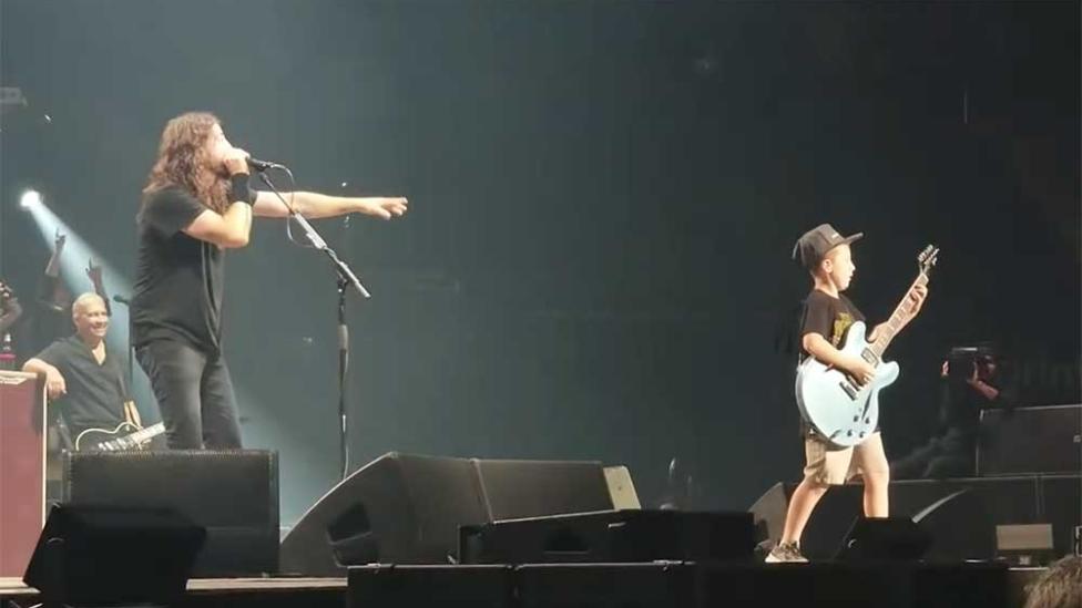 10-jarig knaapje op het podium bij Foo Fighters rockt de pan uit
