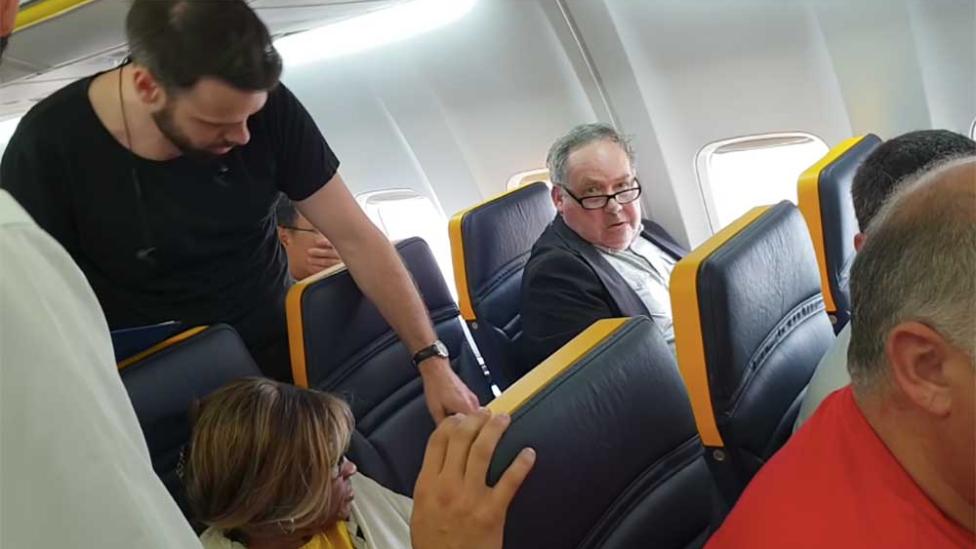 Blanke man weigert stoel naast zwarte vrouw tijdens Ryanair-vlucht