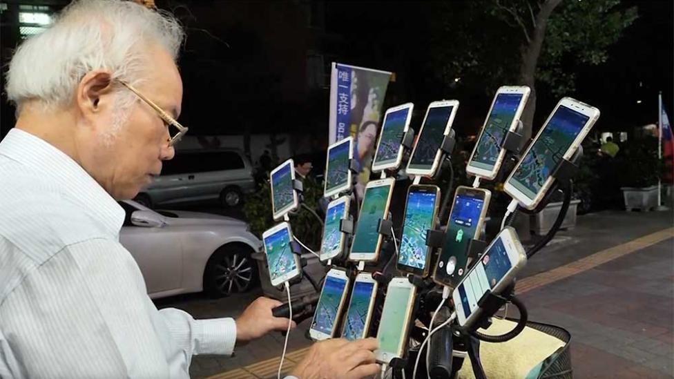 Opa speelt Pokémon Go op 15 smartphones tegelijk
