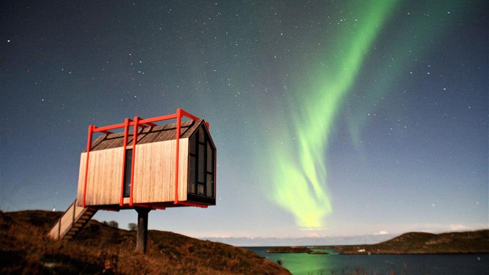 Dit eiland in Noorwegen vol tiny houses is te huur voor vakantie