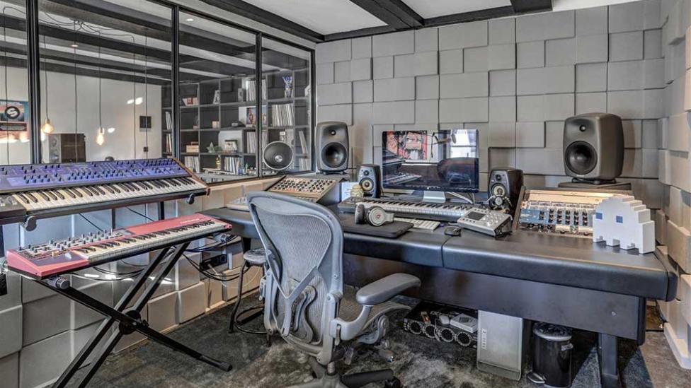 Huis van Sander van Doorn te koop inclusief geluiddichte studio