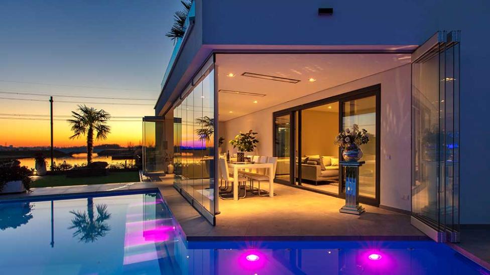 Ibiza-huis met zwembad staat gewoon te koop in Rotterdam