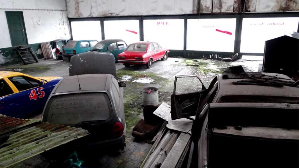 Vervallen garage in Nederland herbergt verlaten klassieke auto’s