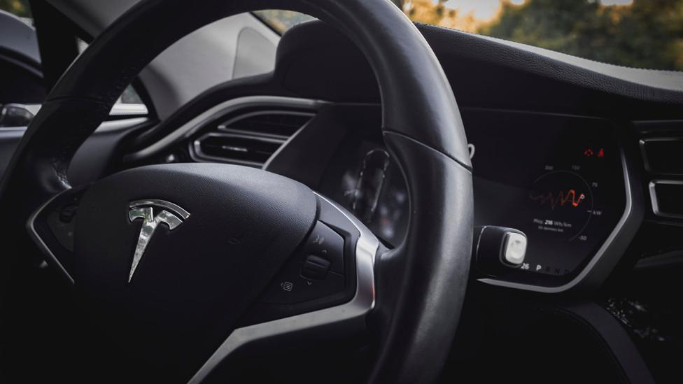 Zelfrijdende auto van Tesla is perfect dankzij nieuwe chip