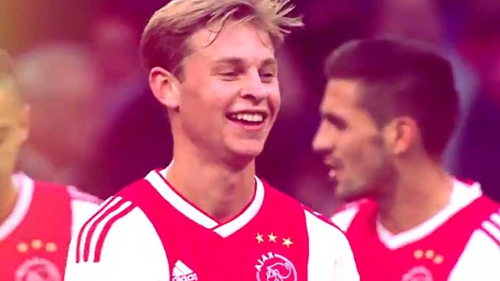 Frenkie de Jong door Ajax geëerd met passende video