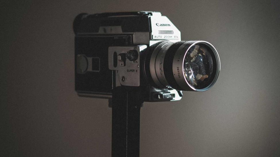 Oude videocamera in kringloopwinkel herbergt bijzondere oude film