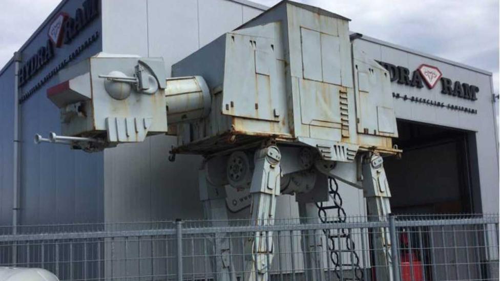 Er staat een 5 meter hoge AT-AT uit Star Wars te koop in Nederland