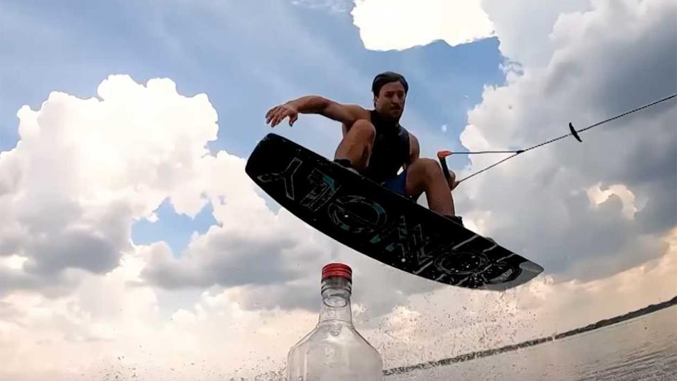 Beste Bottle Cap Challenge-video: wakeboarder nailt ‘m