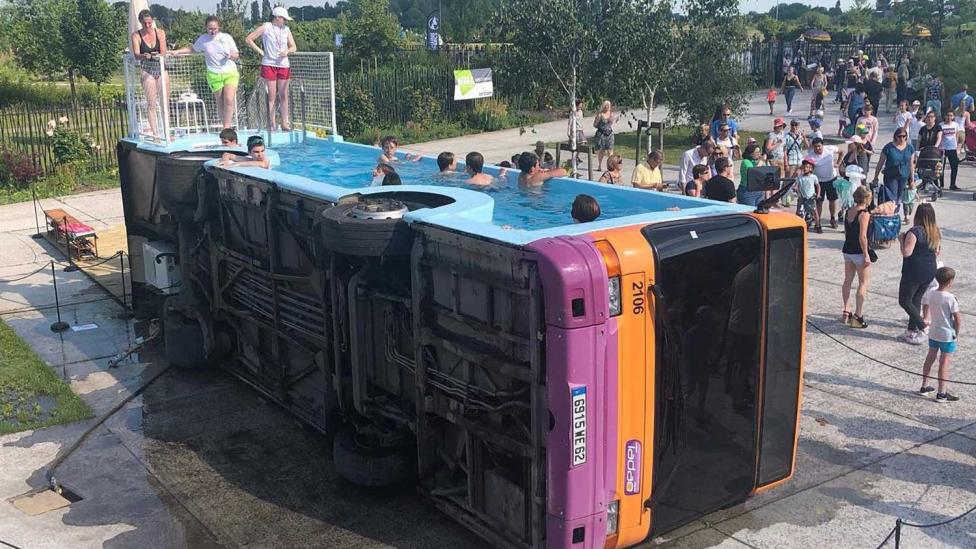 Bus omgebouwd tot zwembad ziet er vreemd uit