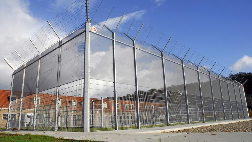 Koop het gevangenisdorp Veenhuizen van de Nederlandse staat