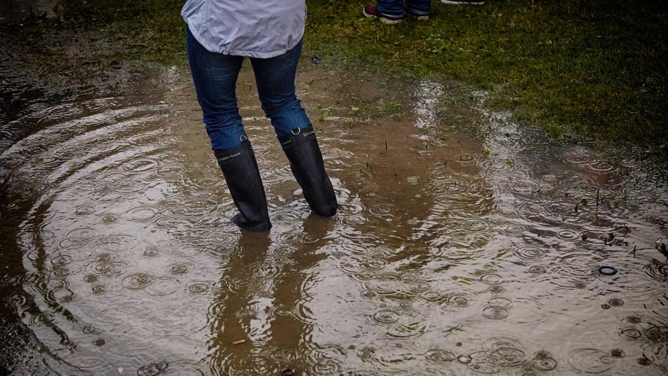 Regen tijdens Lowlands overleven: 7 tips