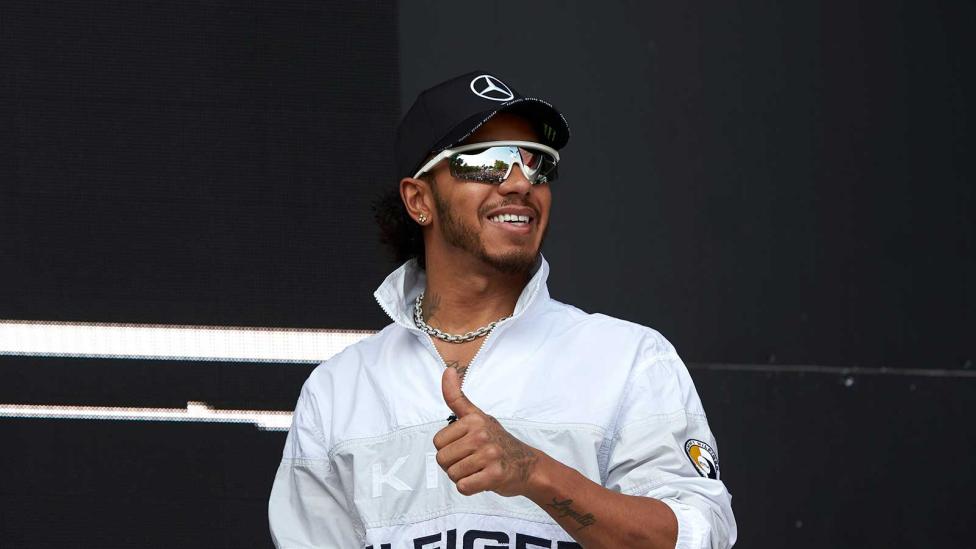 Zonnebril van Lewis Hamilton is een zeer snelle planga
