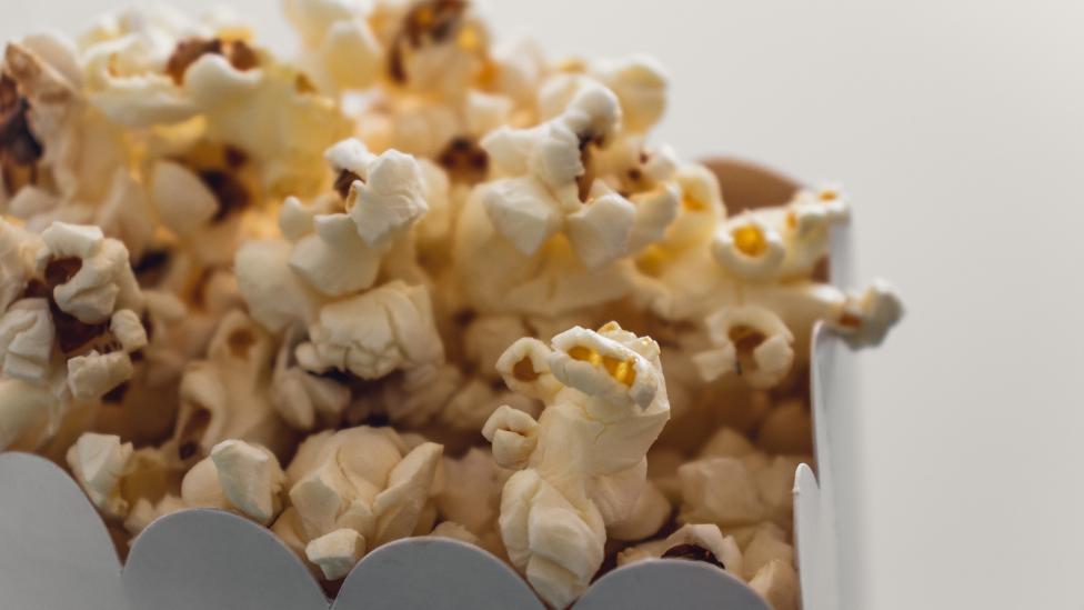 Zo maak je zelf de perfecte zoete popcorn thuis