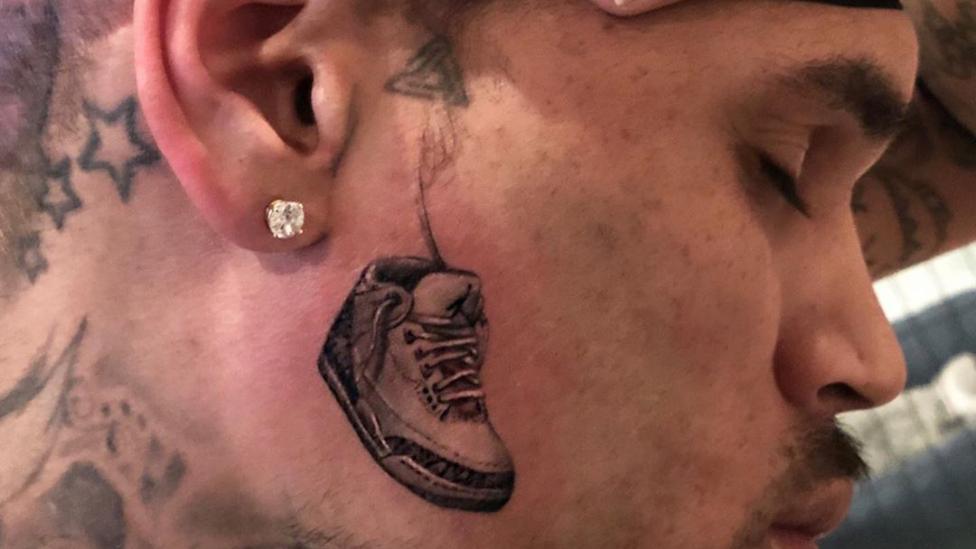 Chris Brown tattoeert een Air Jordan op z’n gezicht