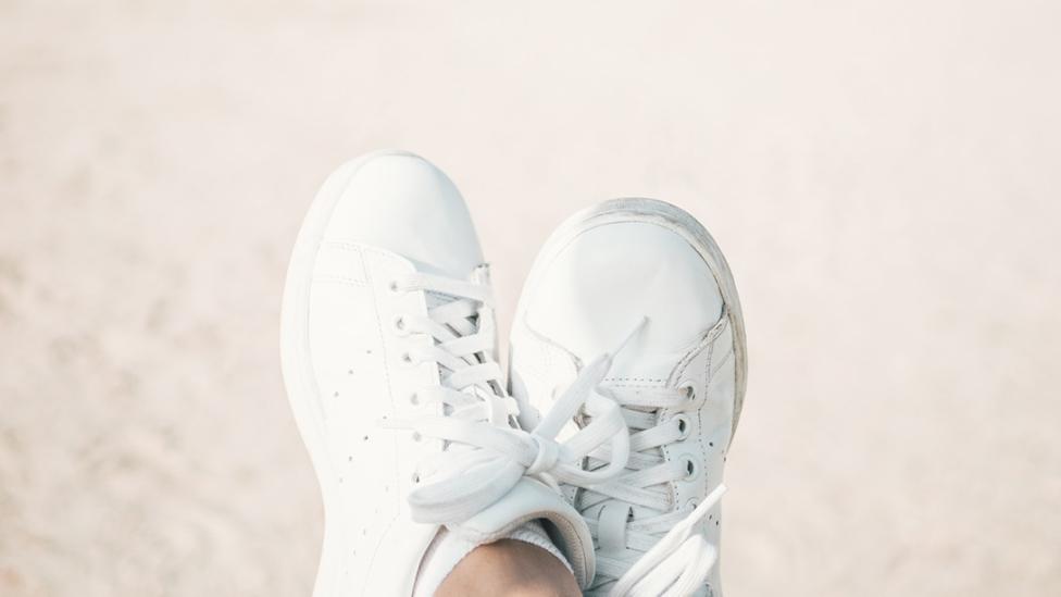 Drie manieren om witte sneakers weer wit te krijgen