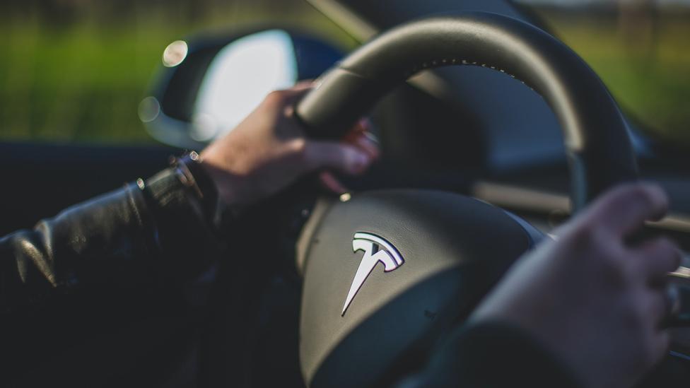 Man bestelt per ongeluk 28 Tesla’s online