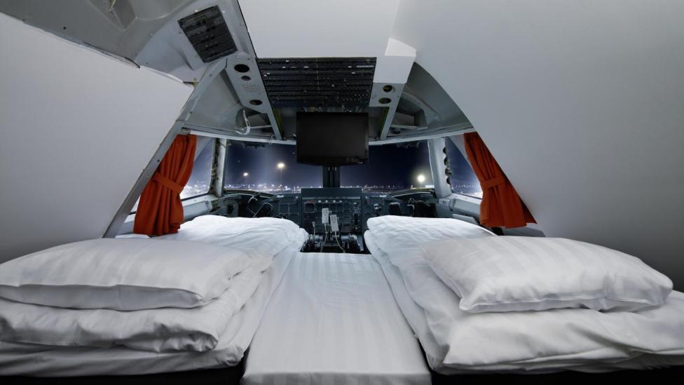 Slaap in de cockpit van dit vliegtuighotel in Stockholm