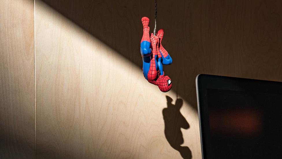 Man maakt Spider-Man web shooter met desinfectiemiddel