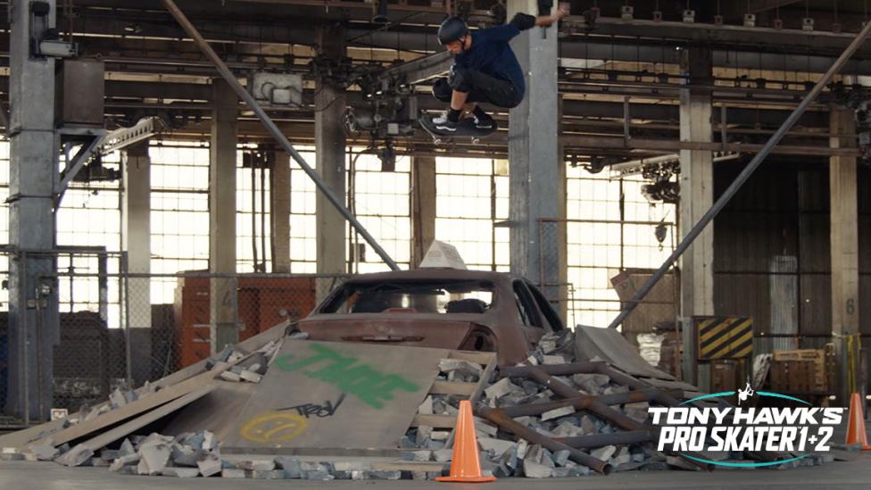 Tony Hawk skate in warehouse uit Tony Hawk’s Pro Skater 1+2