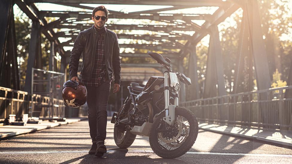 Vanguard en Moto Guzzi matchen jeans met custom bike