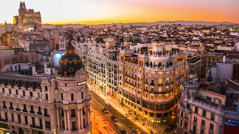 Win hotelkamer voor een jaar in Barcelona, Belijn of Wenen